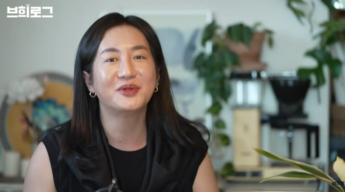 ▲서울살롱 대표 이희철이 오늘(10일) 영면에 든다. 고인의 갑작스러운 사망 소식에 풍자, 유민상 등 동료와 팬들의 애도가 이어졌다. 고(故) 이희철은 인플루언서 겸 요식업 CEO, 포토그래퍼로 활동했고 최근에는 걸그룹 클라씨(CLASS:y)의 비주얼 디렉터로도 활약했다. 또 고인은 '이희철의 브희로그' 유튜브를 통해 일상을 공유하며 대중과 소통했다. (출처=유튜브 채널 '이희철의 브희로그' 캡처) (출처=유튜브 채널 '이희철의 브희로그' 캡처)