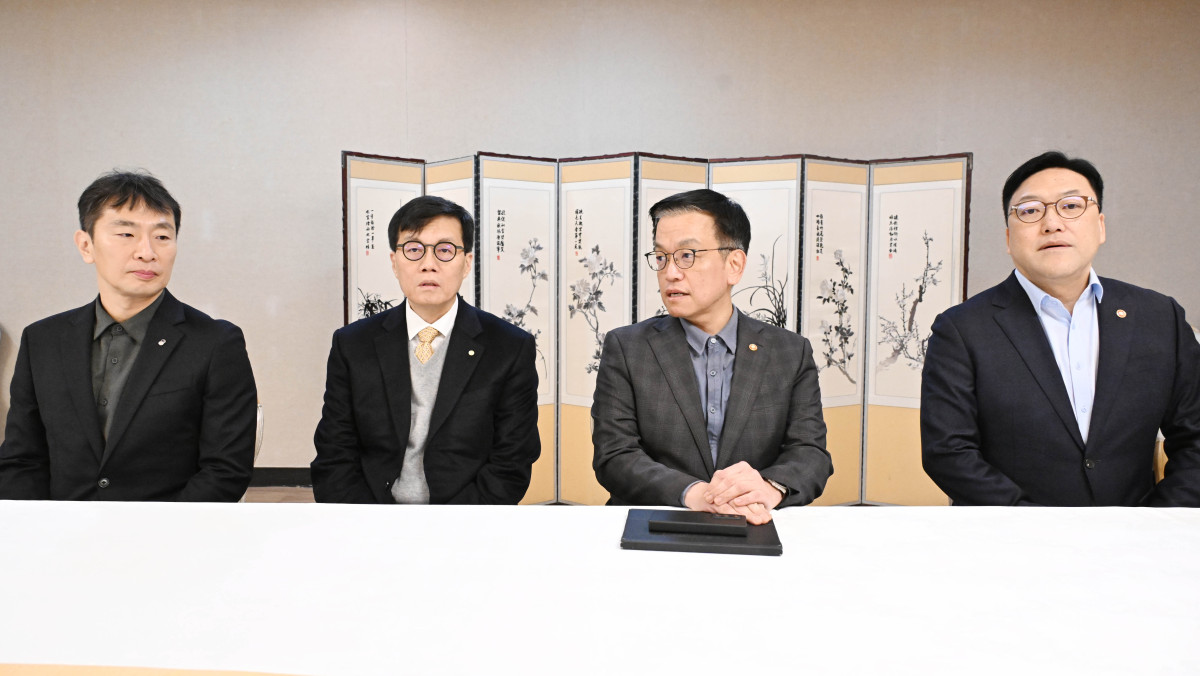 ▲최상목 대통령 권한대행 부총리 겸 기획재정부 장관이 10일 정부서울청사에서 거시경제·금융현안 간담회를 하고 있다. (왼쪽부터 이복현 금융감독원장, 이창용 한국은행 총재, 최 권한대행, 김병환 금융위원장) (연합뉴스)
