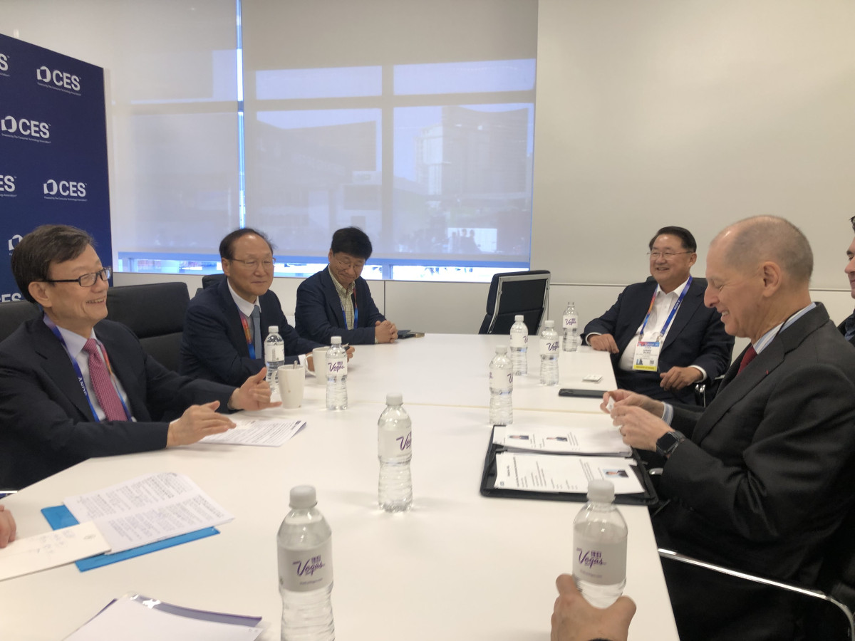 ▲윤진식 한국무역협회 회장이 9일(현지 시간) 미국 라스베이거스에서 게리 샤피로 소비자기술협회 회장과 만나 전시 산업 활성화 및 스타트업 협력 방안을 논의하고 있다.  (자료제공=한국무역협회)