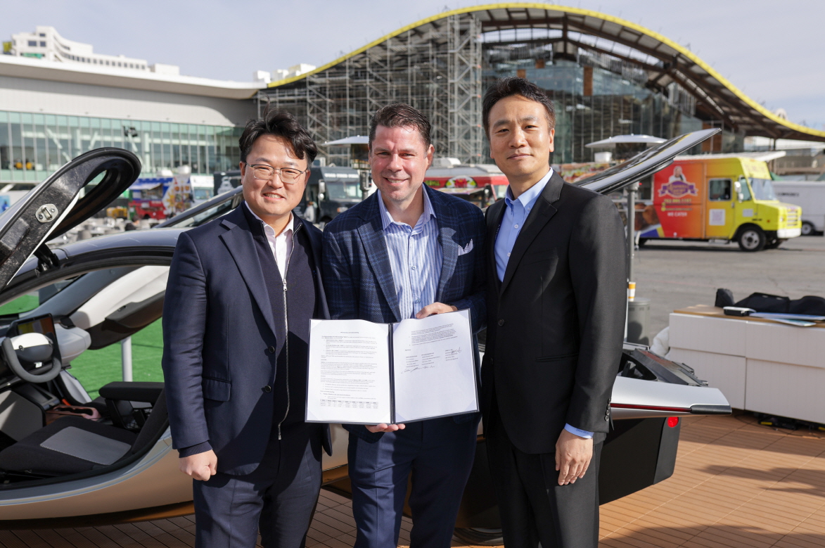 ▲8일(현지시간) 미국 'CES 2025'에서 (오른쪽부터) 최근혁 LG에너지솔루션 마케팅 담당, 크리스 앤서니 앱테라 모터스 공동 CEO, 권기정 씨티엔에스 대표가 업무협약(MOU) 체결식을 가졌다. (사진제공=LG에너지솔루)
