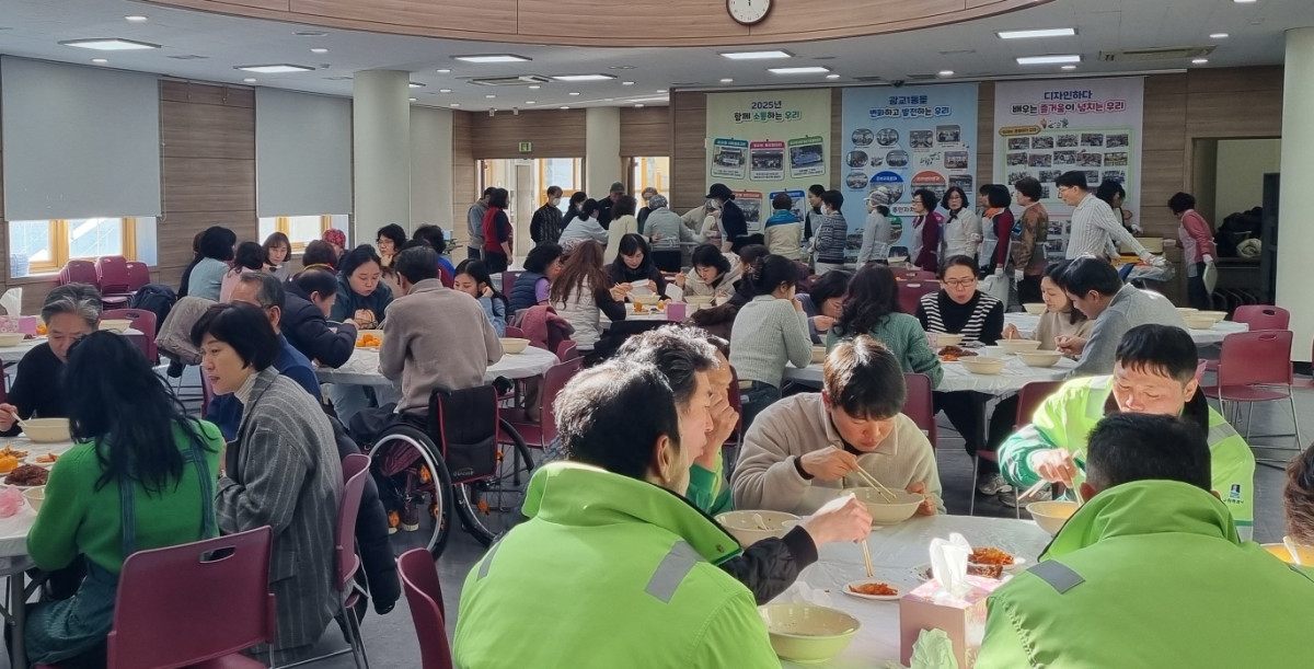 ▲을사년(乙巳年) 새해를 맞아 수원특례시 영통구 광교1동 통장협의회에서 직접 떡국을 준비해 온정을 나누는 소통의 시간을 가졌다. (수원특례시 영통구 광교1동)