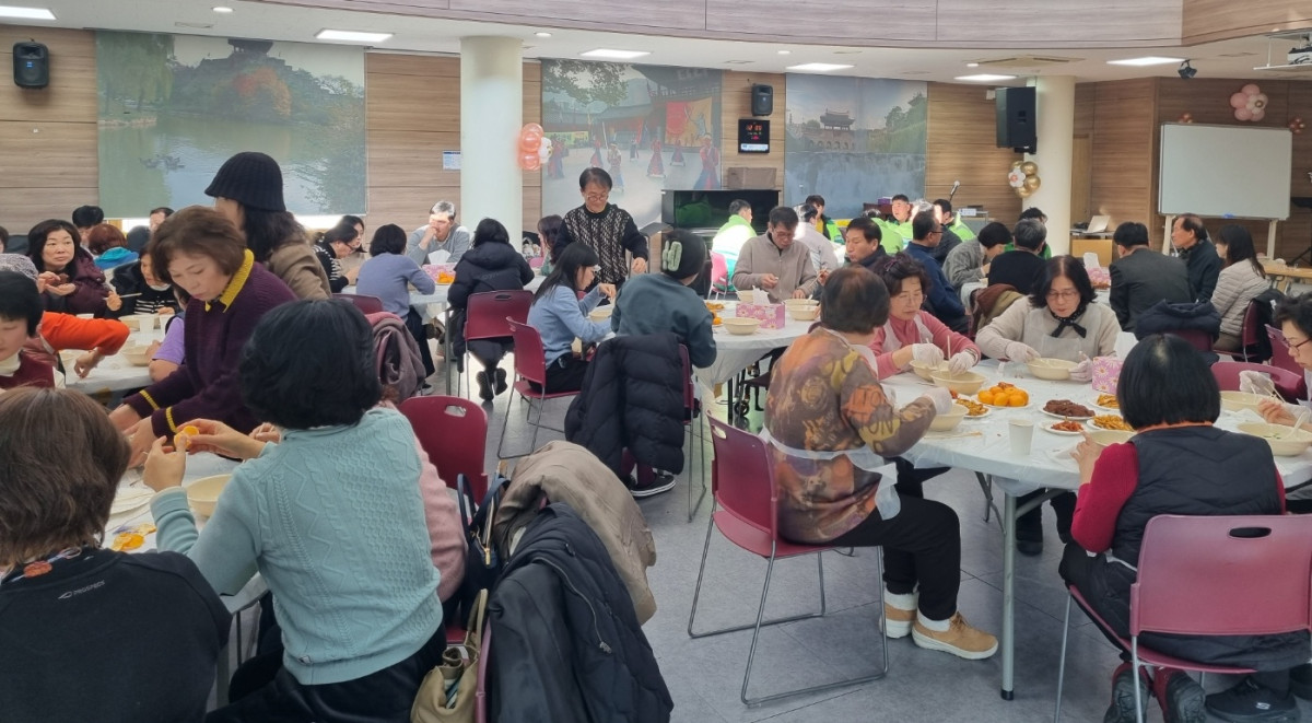 ▲을사년(乙巳年) 새해를 맞아 수원특례시 영통구 광교1동 통장협의회에서 직접 떡국을 준비해 온정을 나누는 소통의 시간을 가졌다. (수원특례시 영통구 광교1동)