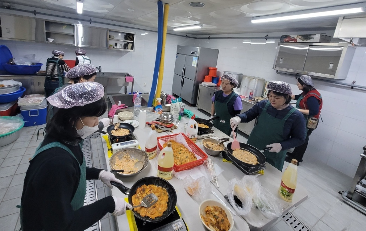 ▲을사년(乙巳年) 새해를 맞아 수원특례시 영통구 광교1동 통장협의회에서 직접 떡국을 준비해 온정을 나누는 소통의 시간을 가졌다. (수원특례시 영통구 광교1동)