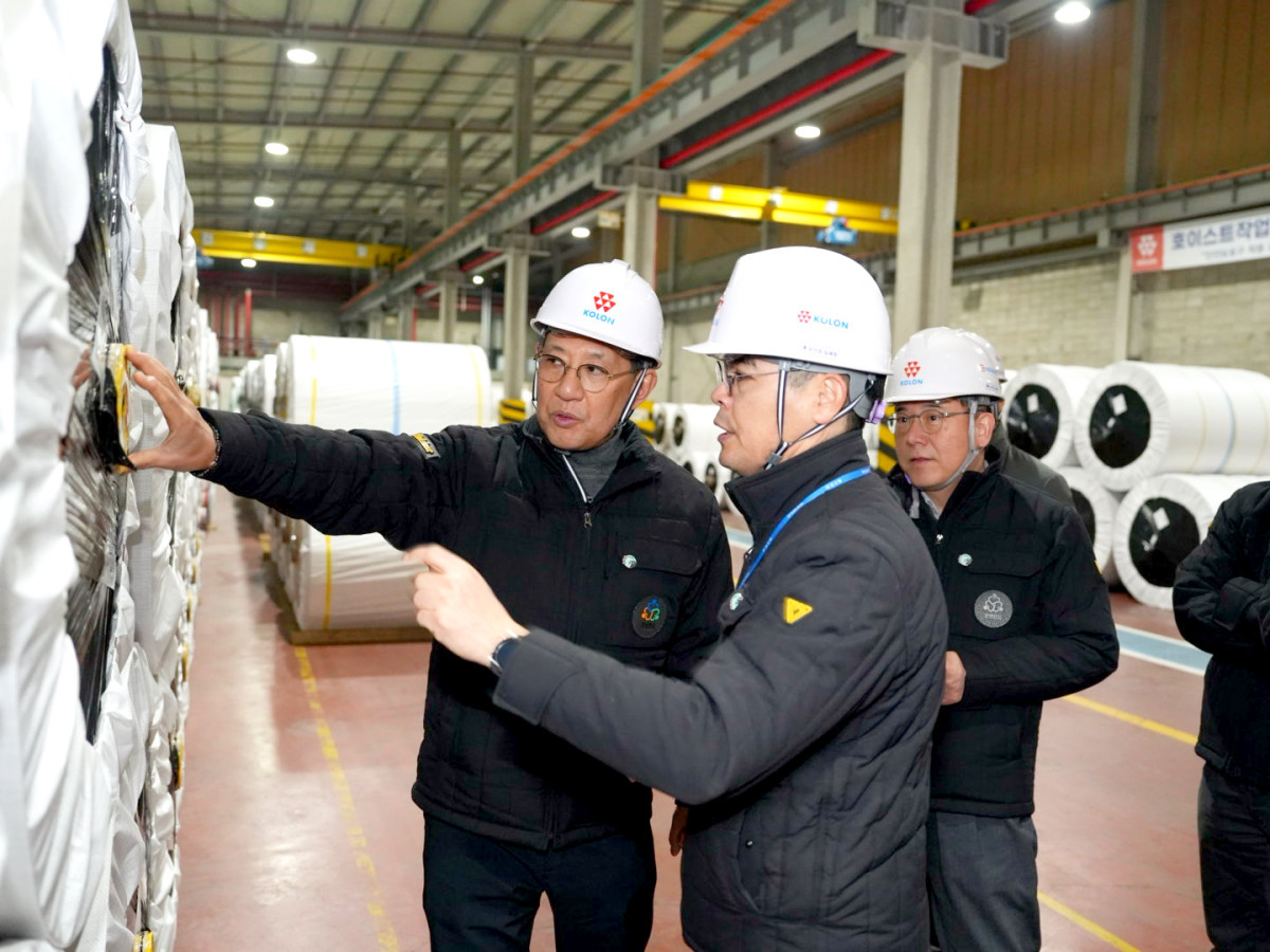 ▲허성 코오롱인더스트리 사장이 9일 구미 사업장을 방문해 타이어코드 공정을 점검하고 있다. (사진제공=코오롱인더스트리)