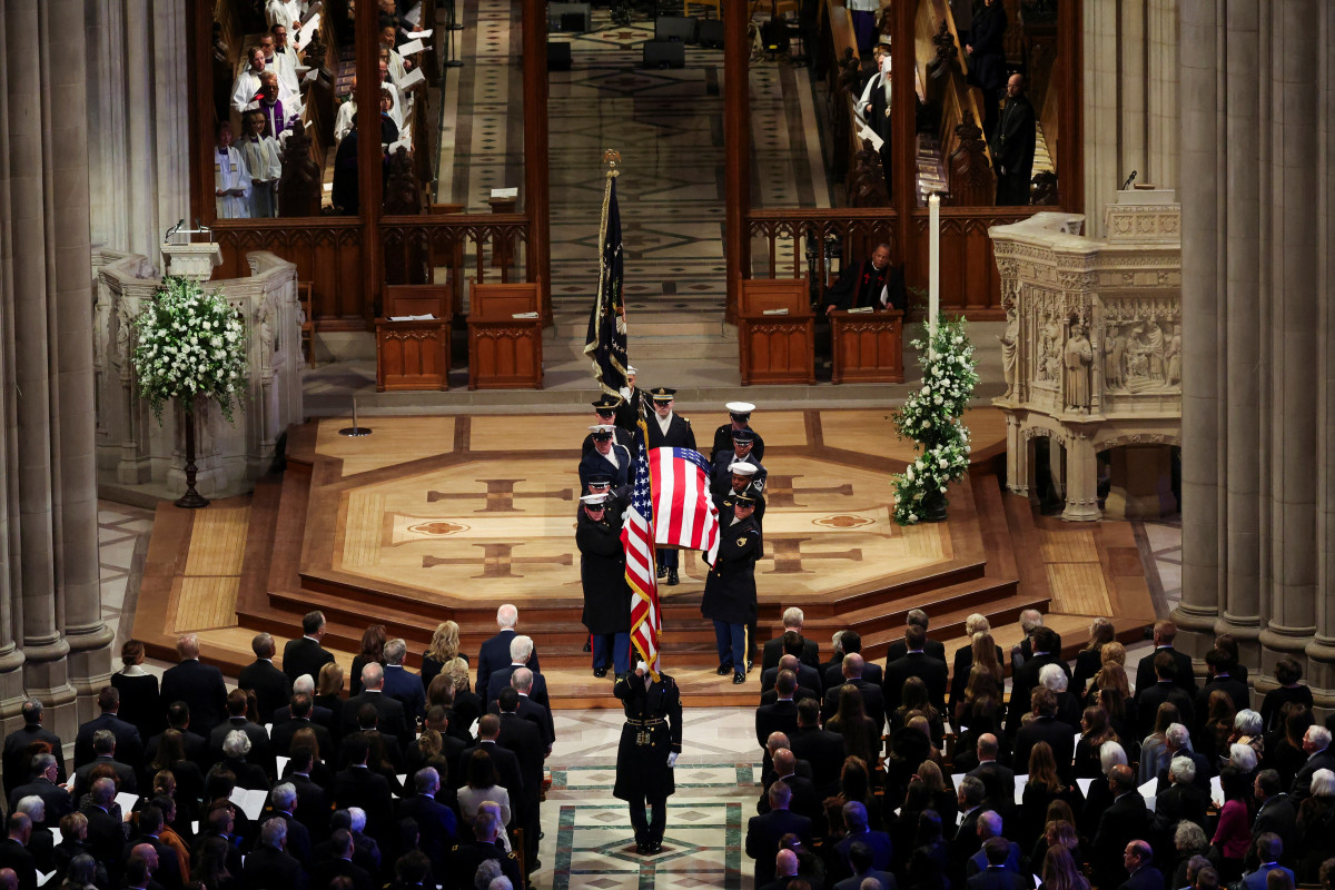 ▲지미 카터 전 미국 대통령의 국장이 열린 9일(현지시간) 미국 워싱턴 국립대성당에서 군인들이 성조기에 싸인 지미 카터 전 대통령의 관을 옮기고 있다. 워싱턴D.C./로이터연합뉴스 