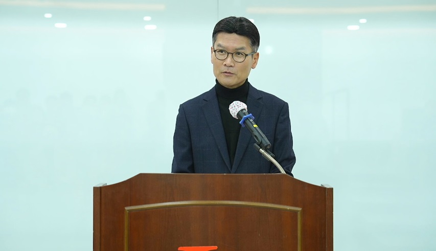 ▲최수안 대표이사 부회장이 2일 대구 본사에서 열린 2025년 시무식에서 신년사를 발표하고 있다. (사진제공=엘앤에프)