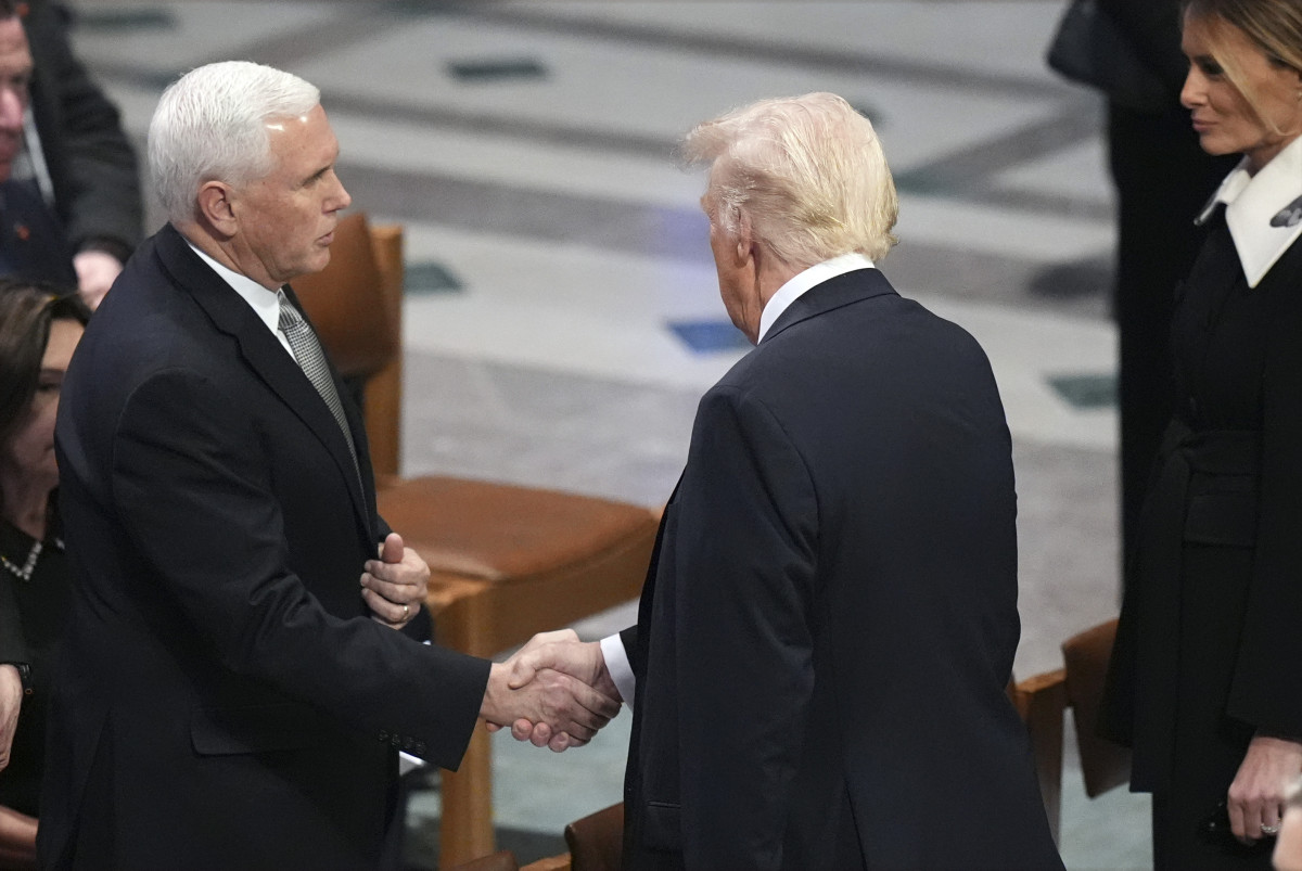 ▲도널드 트럼프 대통령 당선인이 9일(현지시간) 워싱턴 국립대성당에서 지미 카터 전 대통령의 국가장례식에 앞서 멜라니아 트럼프가 지켜보는 가운데 마이크 펜스 전 부통령과 악수하고 있다. 워싱턴D.C./AP연합뉴스