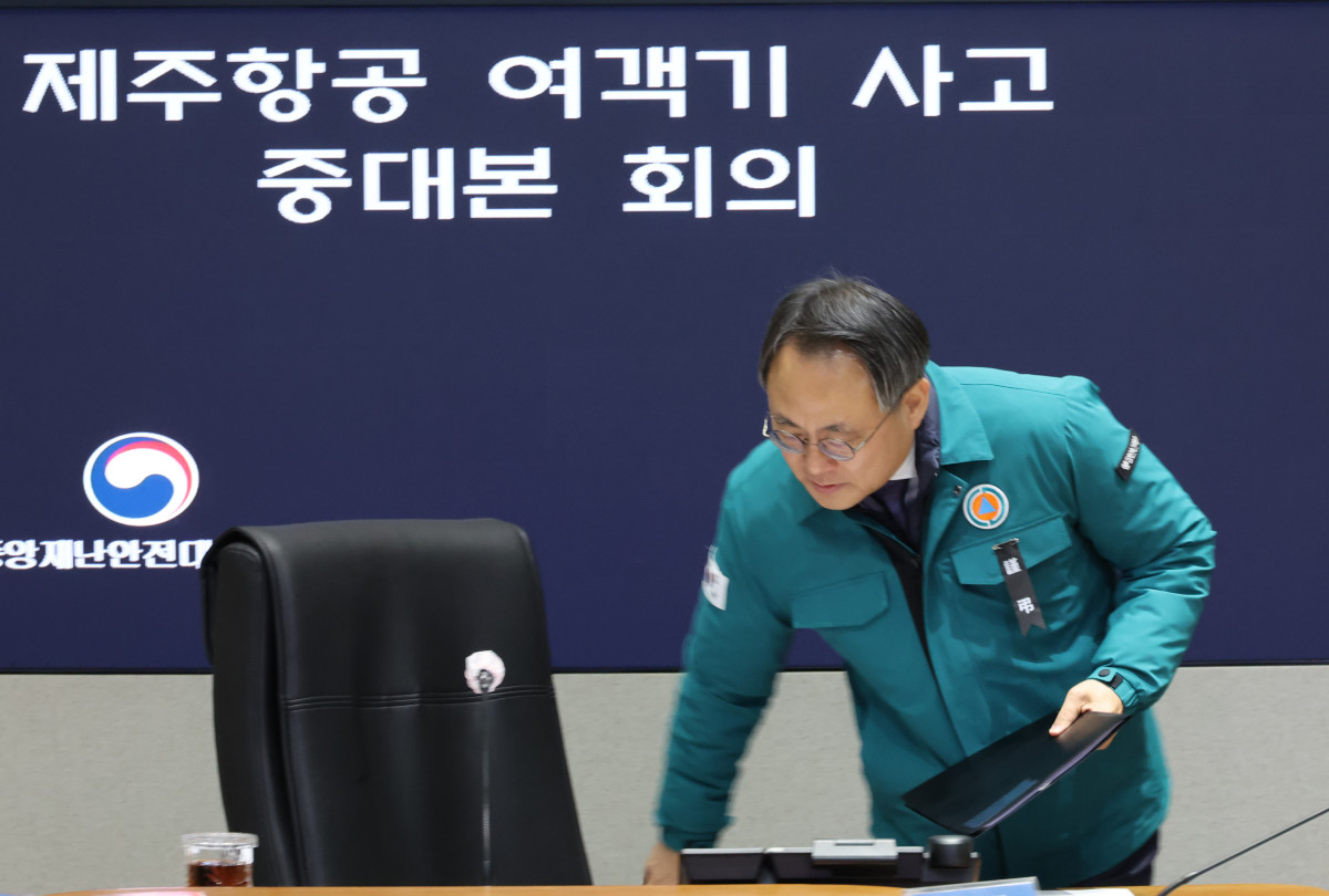 ▲고기동 행정안전부 장관 직무대행이 10일 서울 종로구 정부서울청사 상황실에서 열린 제주항공 여객기 사고 중앙재난안전대책본부 회의에 참석하고 있다. (연합뉴스)