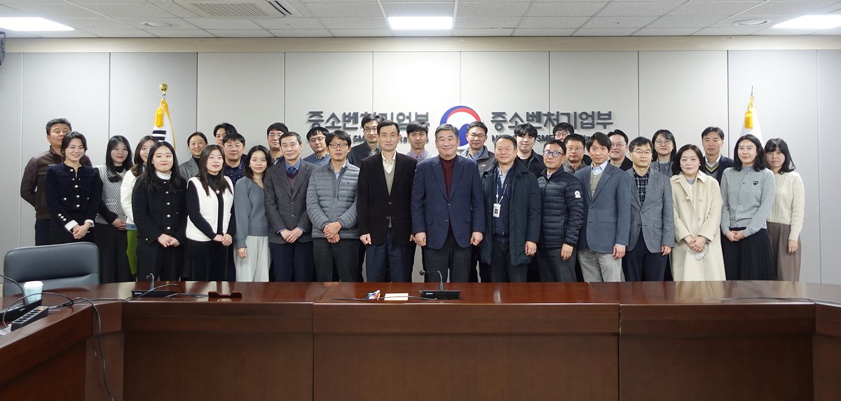 ▲중소기업 옴부즈만 관계자들이 기념 촬영하고 있다. (사진제공=중소기업 옴부즈만)