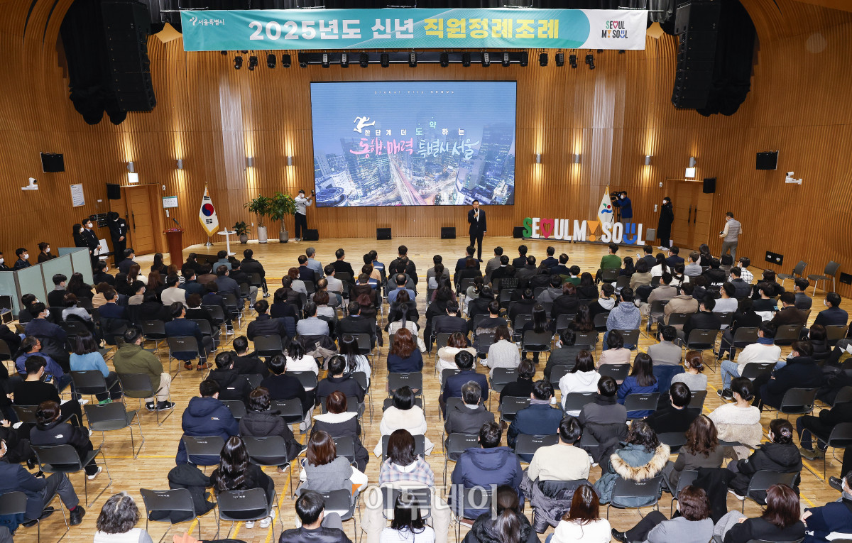 ▲오세훈 서울시장이 10일 서울 중구 서울시청에서 열린 2025년도 신년 직원정례조례에서 청렴도 1위 지속 달성, '타도 싱가포르 컨셉'을 주제로 특강을 하고 있다. 조현호 기자 hyunho@