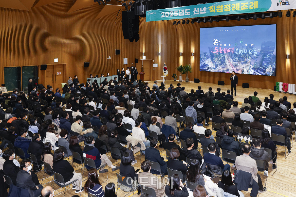 ▲오세훈 서울시장이 10일 서울 중구 서울시청에서 열린 2025년도 신년 직원정례조례에서 청렴도 1위 지속 달성, '타도 싱가포르 컨셉'을 주제로 특강을 하고 있다. 조현호 기자 hyunho@