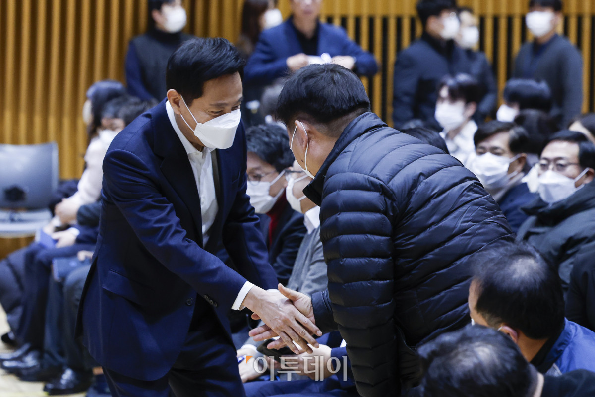 ▲오세훈 서울시장이 10일 서울 중구 서울시청에서 열린 2025년도 신년 직원정례조례에 참석하며 참석자들과 인사를 하고 있다. 조현호 기자 hyunho@