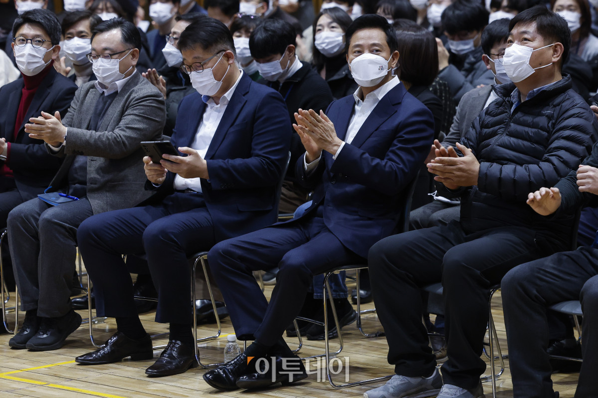 ▲오세훈(앞줄 오른쪽 두 번째) 서울시장이 10일 서울 중구 서울시청에서 열린 2025년도 신년 직원정례조례에서 박수를 치고 있다. 조현호 기자 hyunho@