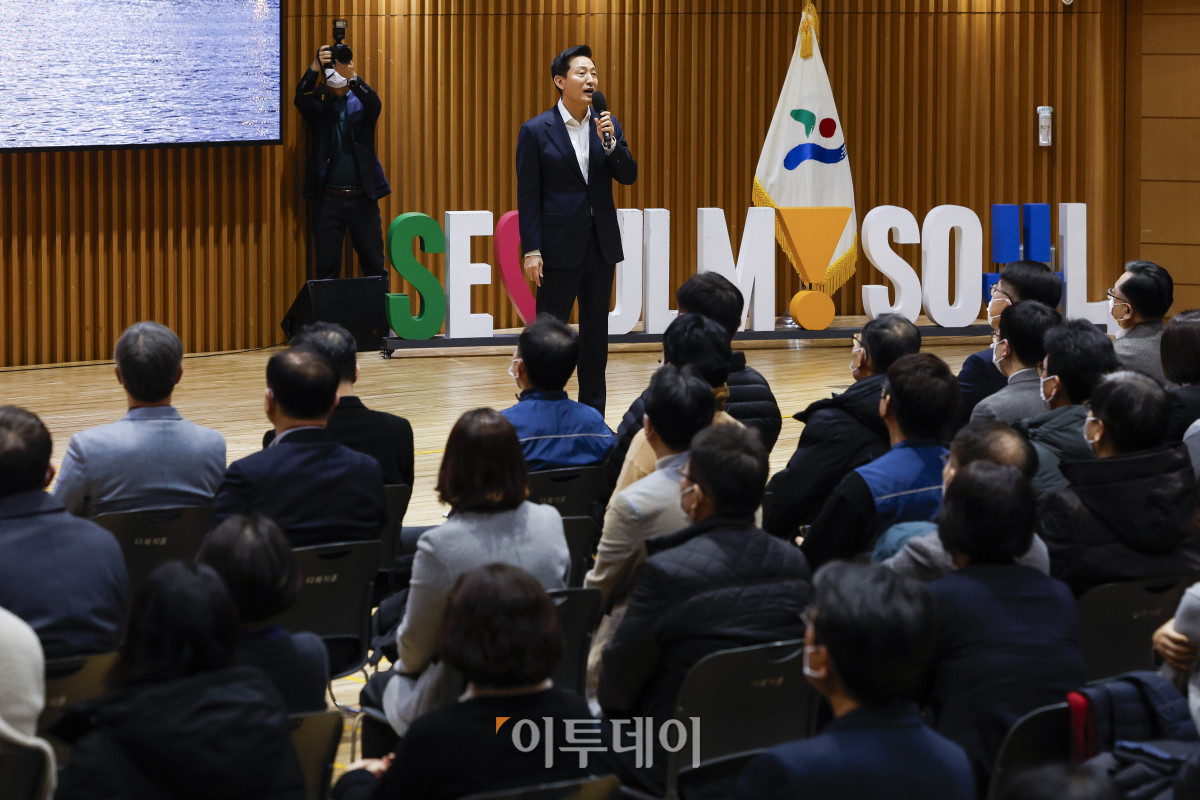 ▲오세훈 서울시장이 10일 서울 중구 서울시청에서 열린 2025년도 신년 직원정례조례에서 청렴도 1위 지속 달성, '타도 싱가포르 컨셉'을 주제로 특강을 하고 있다. 조현호 기자 hyunho@