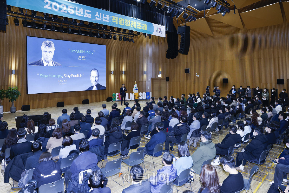 ▲오세훈 서울시장이 10일 서울 중구 서울시청에서 열린 2025년도 신년 직원정례조례에서 청렴도 1위 지속 달성, '타도 싱가포르 컨셉'을 주제로 특강을 하고 있다. 조현호 기자 hyunho@