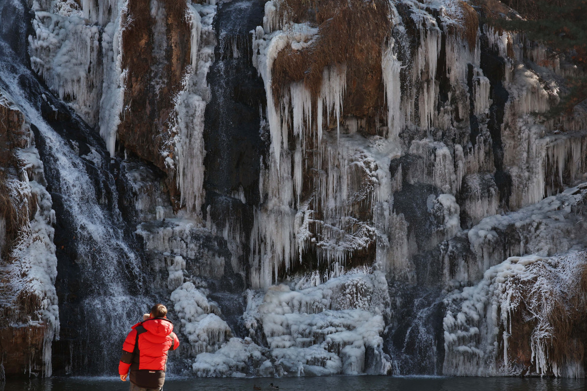 ▲전국에 강추위가 계속되는 가운데 10일 서울 서대문구 홍제천 인공폭포에 고드름이 맺혀있다. 신태현 기자 holjjak@