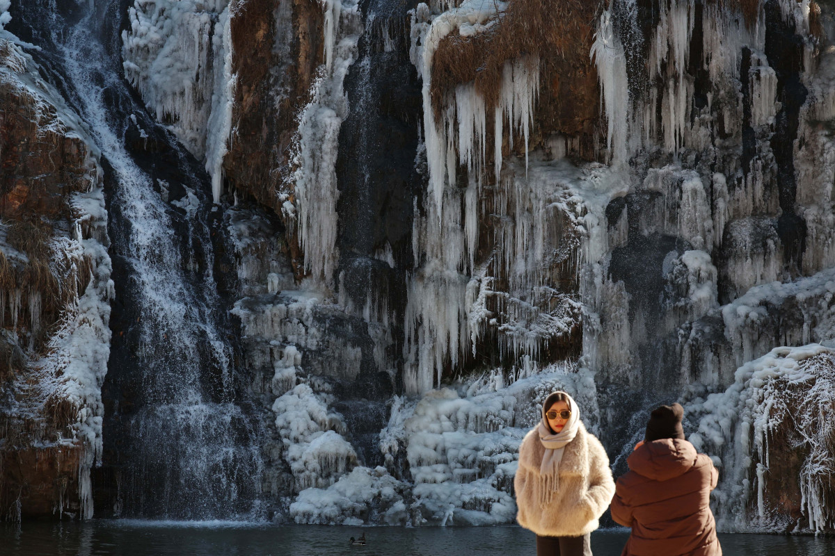 ▲전국에 강추위가 계속되는 가운데 10일 서울 서대문구 홍제천 인공폭포에 고드름이 맺혀있다. 신태현 기자 holjjak@