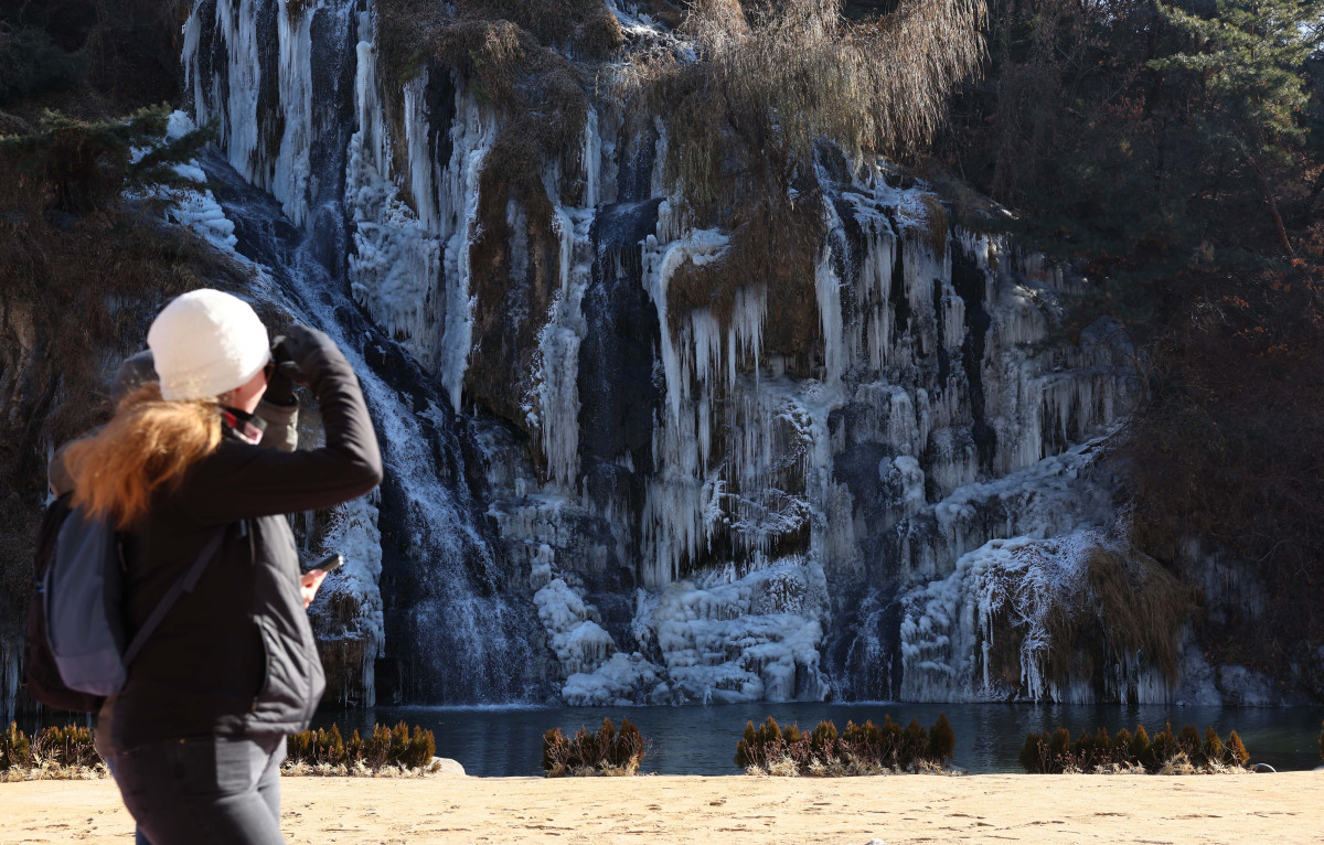 ▲전국에 강추위가 계속되는 가운데 10일 서울 서대문구 홍제천 인공폭포에 고드름이 맺혀있다. 신태현 기자 holjjak@