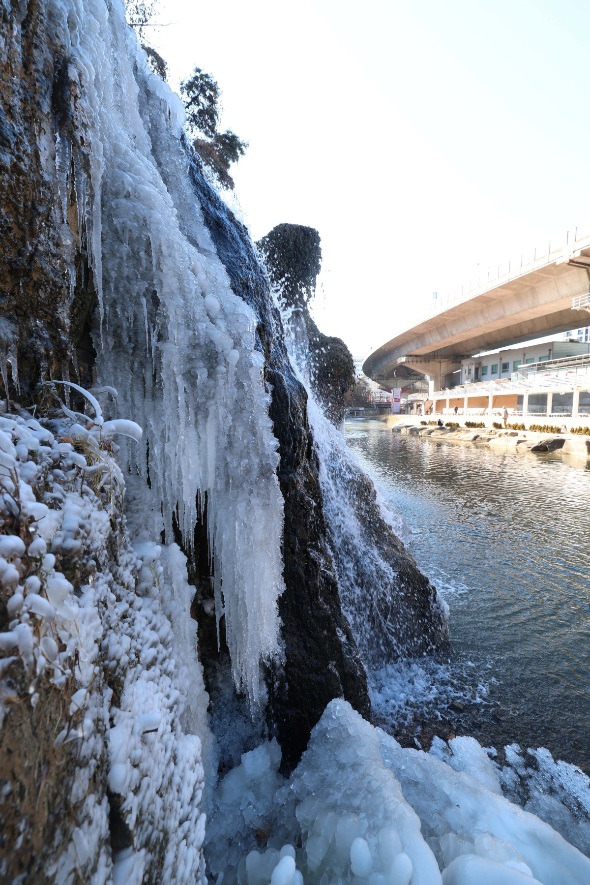 ▲전국에 강추위가 계속되는 가운데 10일 서울 서대문구 홍제천 인공폭포에 고드름이 맺혀있다. 신태현 기자 holjjak@