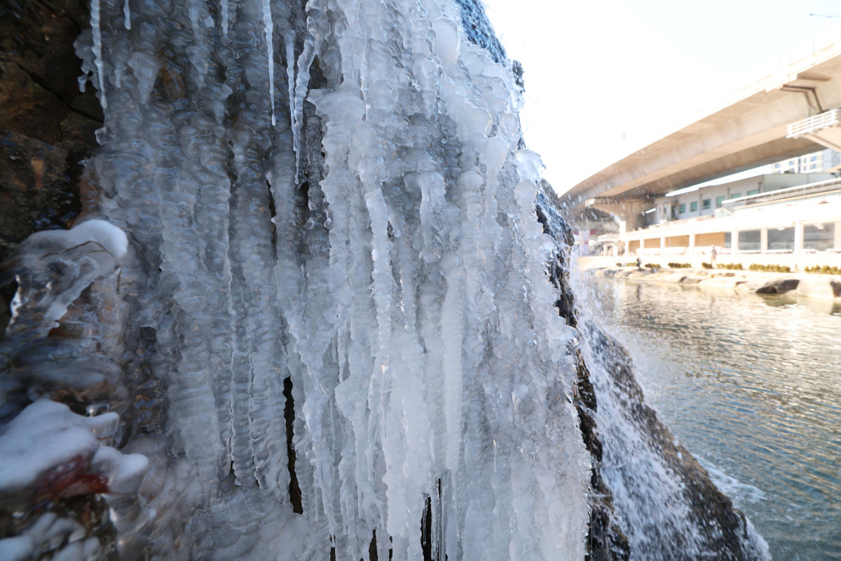 ▲전국에 강추위가 계속되는 가운데 10일 서울 서대문구 홍제천 인공폭포에 고드름이 맺혀있다. 신태현 기자 holjjak@