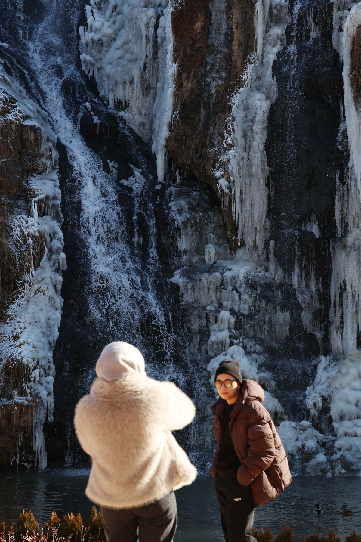 ▲전국에 강추위가 계속되는 가운데 10일 서울 서대문구 홍제천 인공폭포에 고드름이 맺혀있다. 신태현 기자 holjjak@