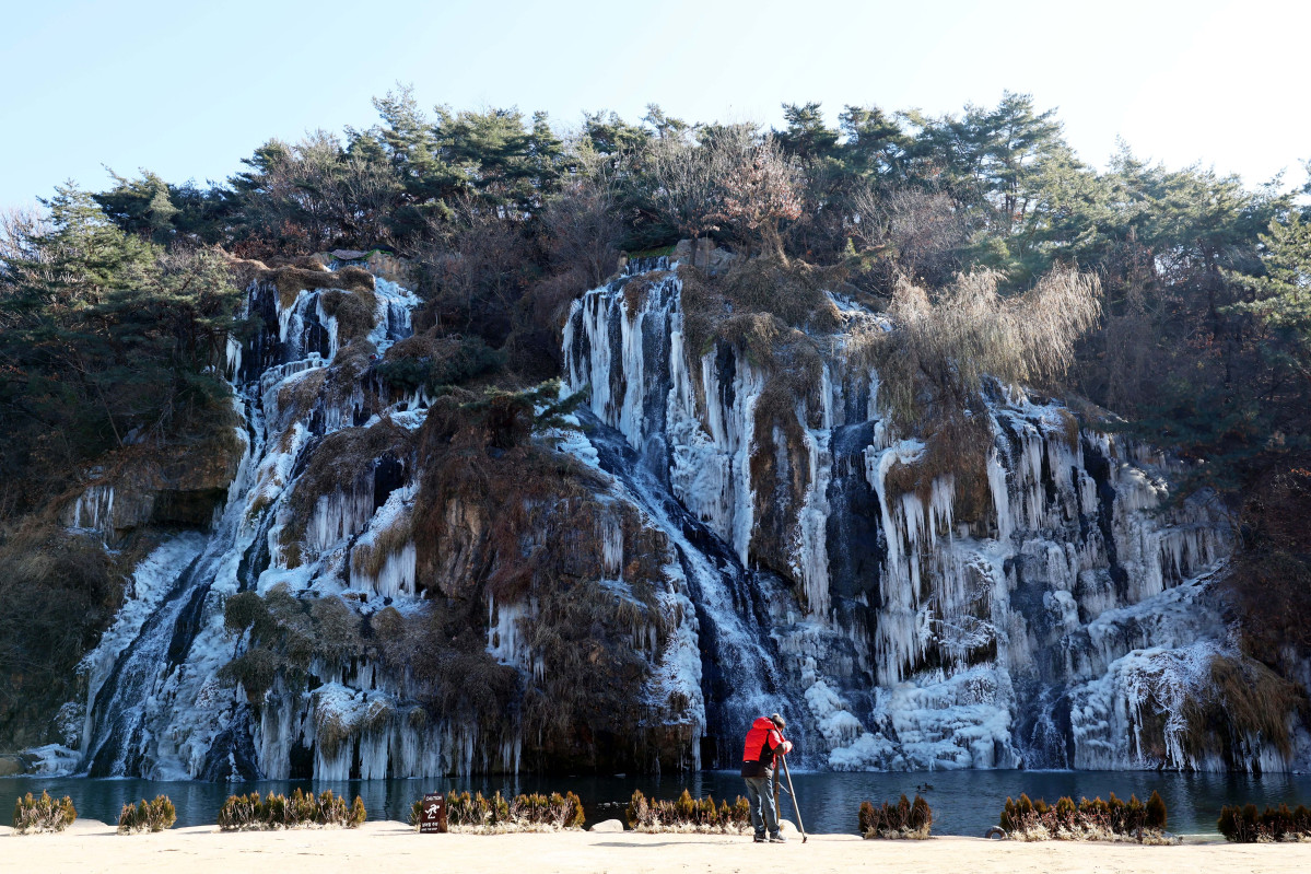 ▲전국에 강추위가 계속되는 가운데 10일 서울 서대문구 홍제천 인공폭포에 고드름이 맺혀있다. 신태현 기자 holjjak@