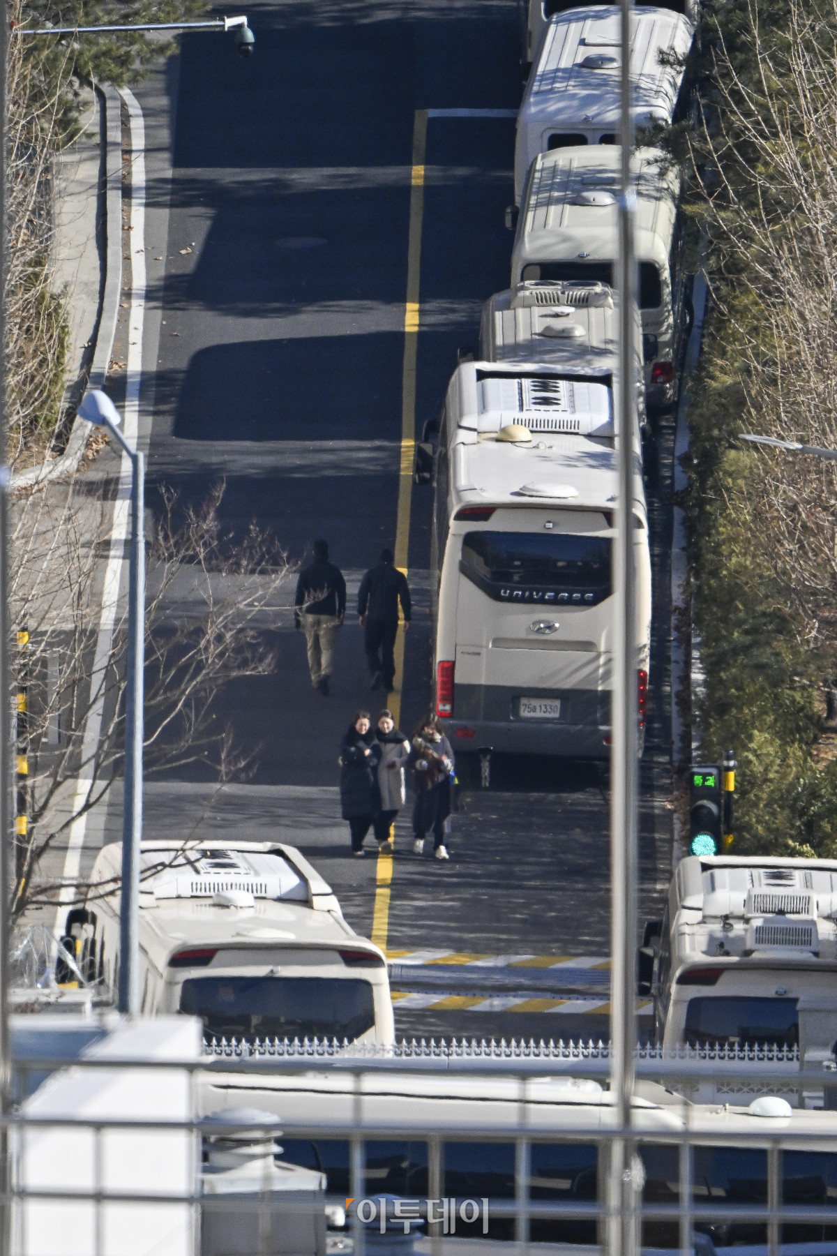 ▲경찰이 윤석열 대통령 2차 체포영장 집행을 앞두고 지휘관들을 총소집한 10일 서울 용산구 한남동 대통령 관저 입구에 차벽이 설치돼 있다. 경찰 국가수사본부는 이날 2시에 서울, 경기 등 수도권 광역수사단 책임자들에게 모이라고 지시했다. 조현호 기자 hyunho@