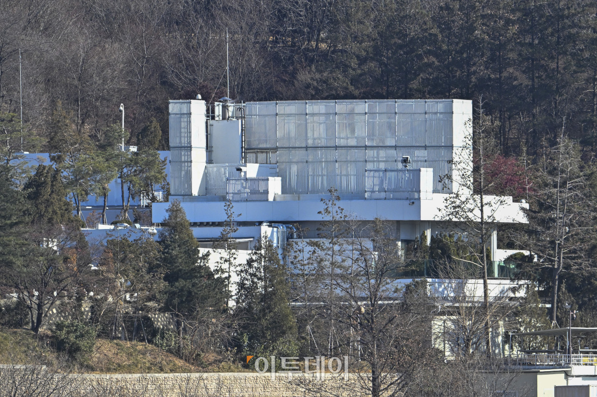 ▲경찰이 윤석열 대통령 2차 체포영장 집행을 앞두고 지휘관들을 총소집한 10일 서울 용산구 한남동 대통령 관저가 적막한 모습을 보이고 있다. 경찰 국가수사본부는 이날 2시에 서울, 경기 등 수도권 광역수사단 책임자들에게 모이라고 지시했다. 조현호 기자 hyunho@