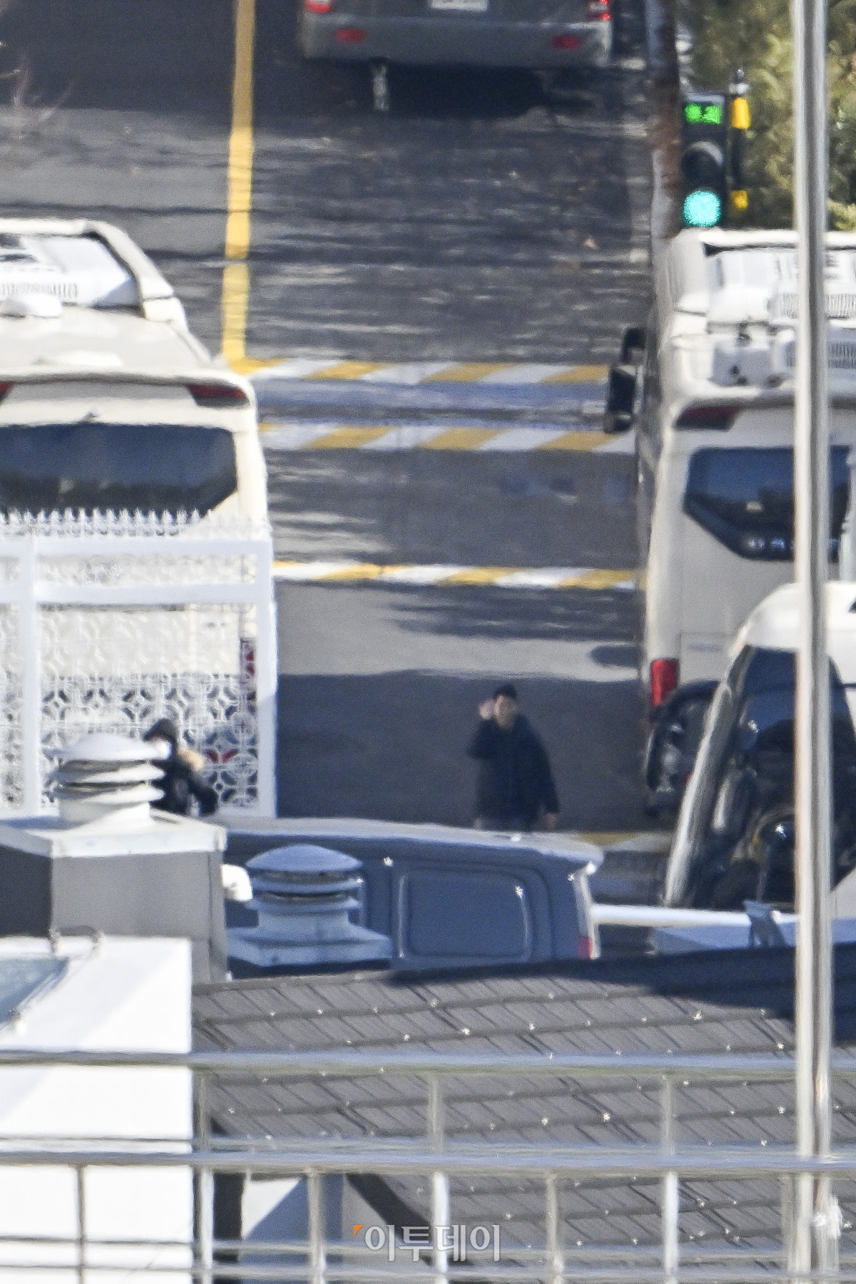 ▲경찰이 윤석열 대통령 2차 체포영장 집행을 앞두고 지휘관들을 총소집한 10일 서울 용산구 한남동 대통령 관저 입구에 차벽이 설치돼 있다. 경찰 국가수사본부는 이날 2시에 서울, 경기 등 수도권 광역수사단 책임자들에게 모이라고 지시했다. 조현호 기자 hyunho@