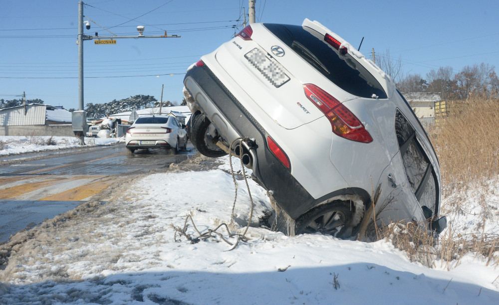▲전북지역에 연이여 많은 양의 눈이 내린 10일 전북 부안군 동진면 간재로에 전복된 차량이 방치되어 있다.  (뉴시스)