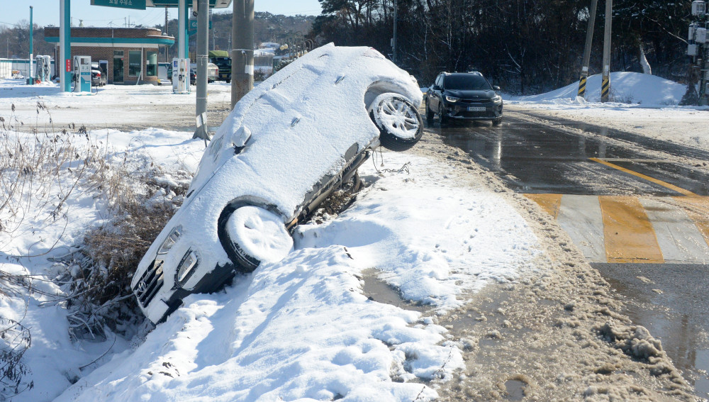 ▲전북지역에 연이여 많은 양의 눈이 내린 10일 전북 부안군 동진면 간재로에 전복된 차량이 방치되어 있다.  (뉴시스)