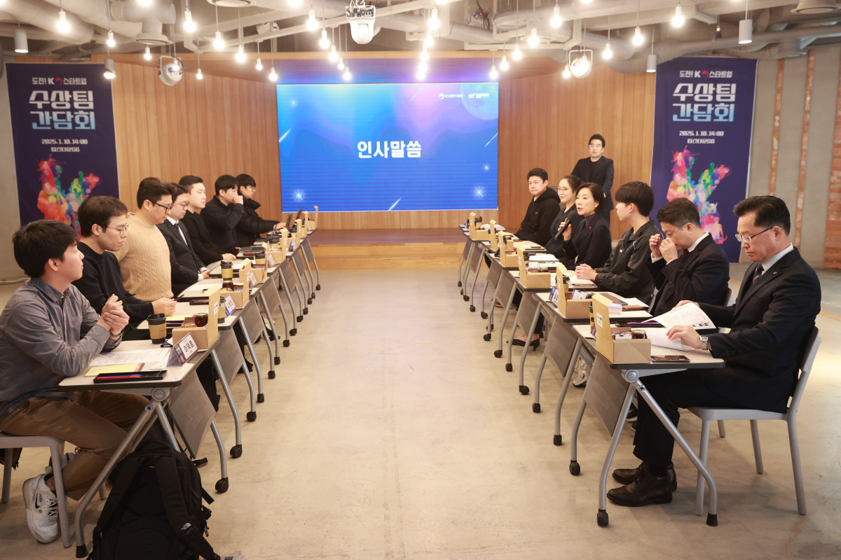 ▲오영주 중소벤처기업부 장관이 10일 서울 강남구 팁스타운 S6에서 열린 '도전! K-스타트업' 수상팀 간담회에서 인사말을 하고 있다. (사진제공=중소벤처기업부)