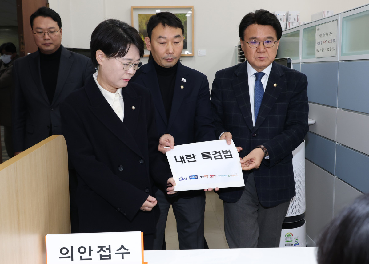 ▲김용민 더불어민주당 의원을 비롯한 야 6당 의원들이 9일 오전 서울 여의도 국회 의안과에서 내란 특검법을 제출하고 있다. (뉴시스)