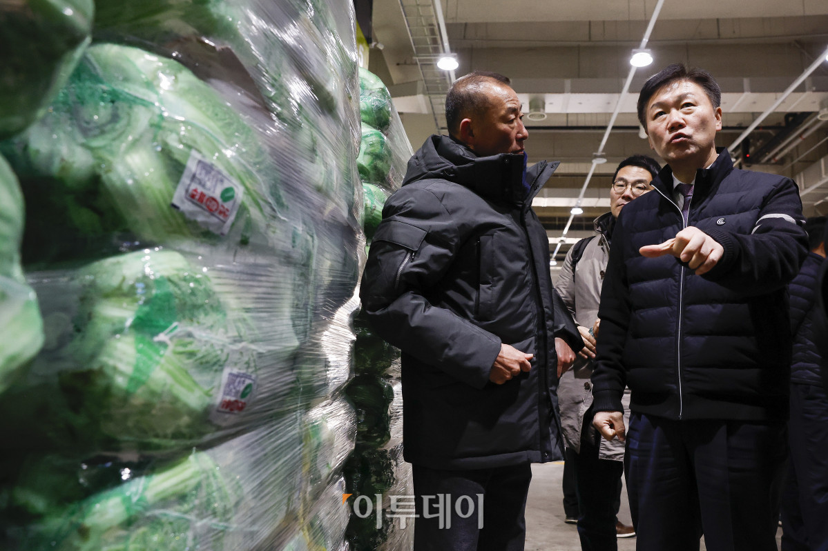 ▲박범수(오른쪽) 농림축산식품부 차관이 10일 농산물 수급상황 현장점검을 위해 서울 송파구 가락동 농수산물도매시장 채소 경매장을 찾아 배추 반입 및 판매 동향을 점검하고 있다. 조현호 기자 hyunho@