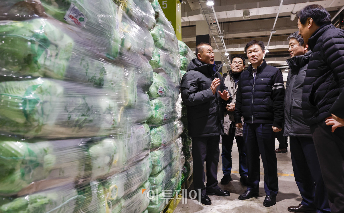 ▲박범수(오른쪽 세 번째) 농림축산식품부 차관이 10일 농산물 수급상황 현장점검을 위해 서울 송파구 가락동 농수산물도매시장 채소 경매장을 찾아 배추 반입 및 판매 동향을 점검하고 있다. 조현호 기자 hyunho@