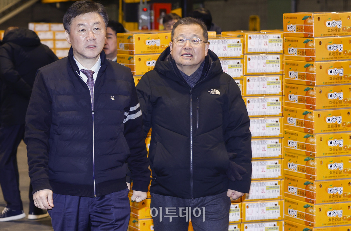 ▲박범수(왼쪽) 농림축산식품부 차관이 10일 농산물 수급상황 현장점검을 위해 서울 송파구 가락동 농수산물도매시장 과일 경매장을 찾아 과일 수급 점검을 하고 있다. 조현호 기자 hyunho@