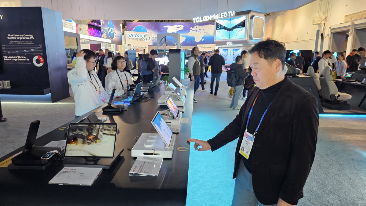 ▲미국 라스베이거스 세계 최대 기술정보(IT)‧가전 박람회 ‘CES 2025’가 열린 컨벤션센터(LVCC) 센트럴홀에서 신희동 한국전자기술연구원장이 인터뷰를 진행하고 있다. 사진 속 제품은 중국 기업 TCL의 4K패널을 적용한 태블릿PC와 노트북. (이수진 기자)