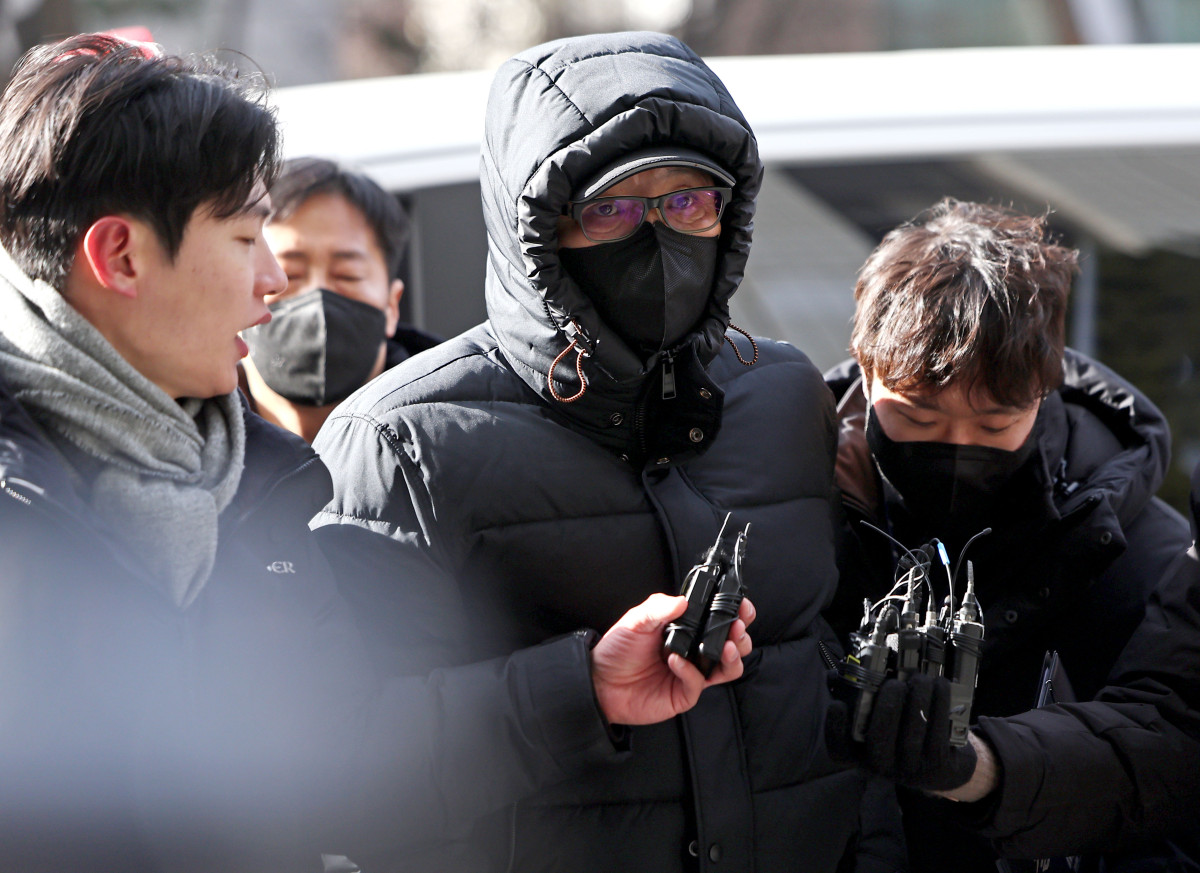 ▲2018년 지방선거 당시 공천을 받게 해주겠다며 거액을 수수한 혐의를 받는 무속인 '건진법사' 전성배씨가 9일 오후 서울 양천구 서울남부지방법원에서 열린 구속 전 피의자 심문(영장실질심사)에 출석하고 있다. (연합뉴스)