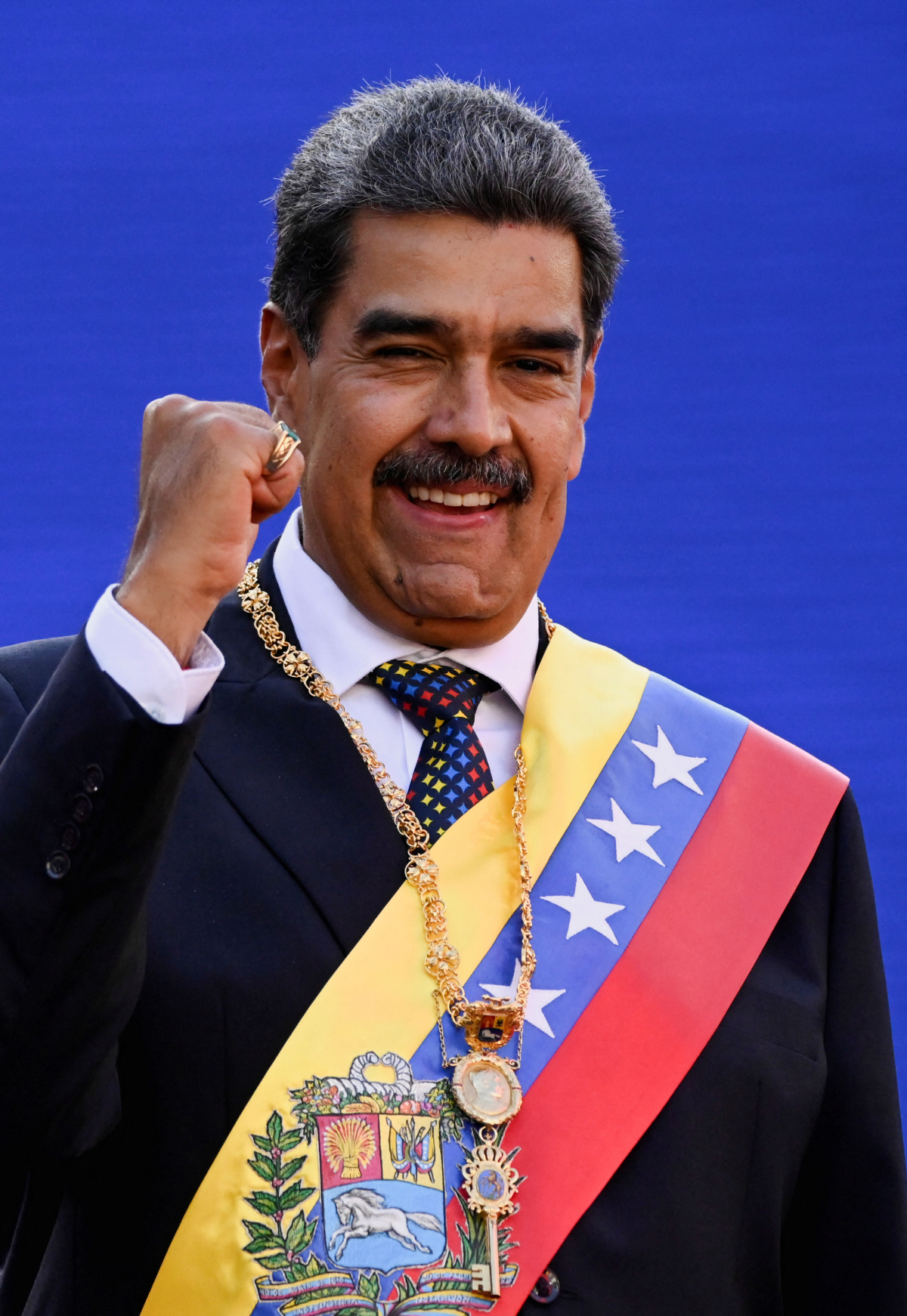 ▲니콜라스 마두로 베네수엘라 대통령이 10일(현지시간) 카라카스에서 3번째 임기를 선서한 뒤 지지자들에게 손짓하고 있다. 카라카스/로이터연합뉴스