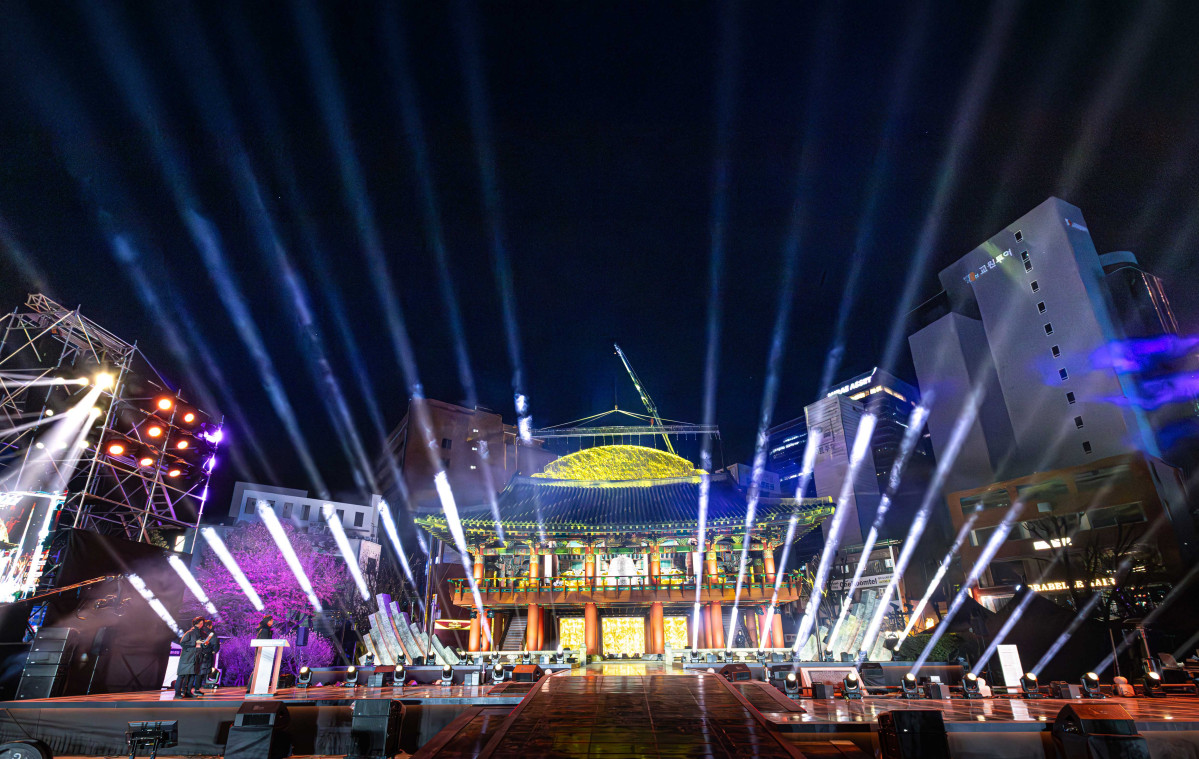 ▲보신각 제야의 종 타종 행사 당시 떠오르는 자정의 태양. (사진제공=서울시)