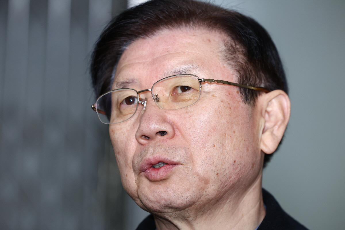 ▲한 박종준 전 대통령 경호처장이 10일 밤 서울 서대문구 경찰청 국가수사본부에서 조사를 마친 뒤 청사를 나서며 입장을 밝히고 있다. 연합뉴스