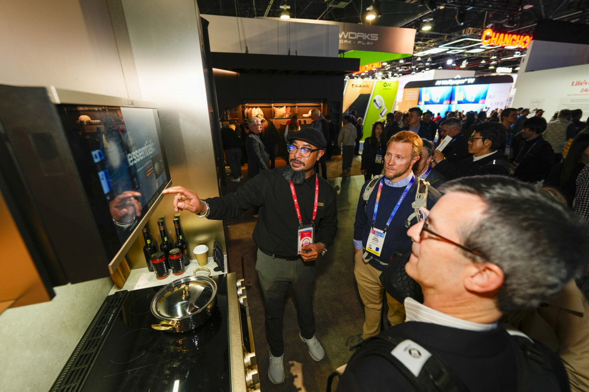 ▲CES 2025에서 관람객들이 LG전자의 제품을 살펴보고 있다. (이수진 기자)