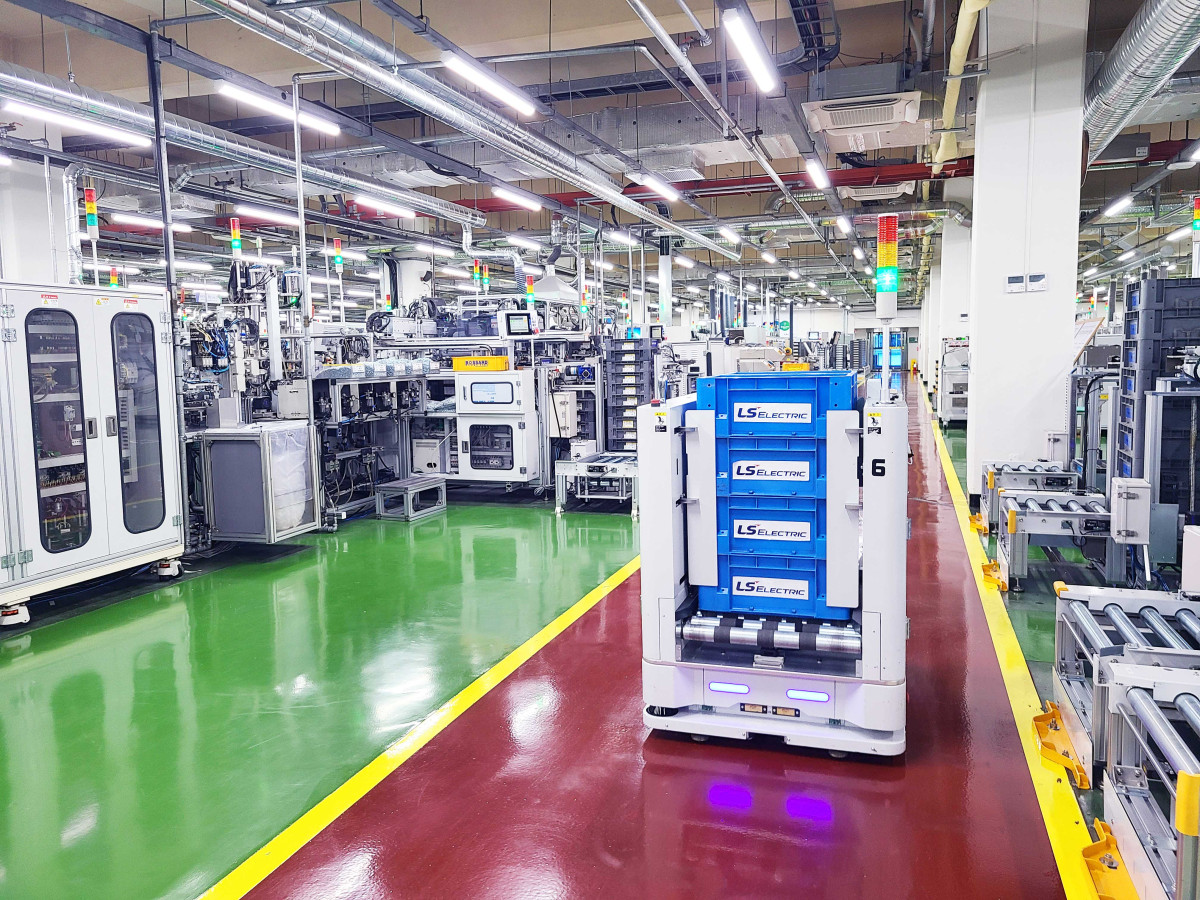 ▲LS일렉트릭 청주스마트공장 무인운반차(AGV) (사진제공=LS일렉트릭)