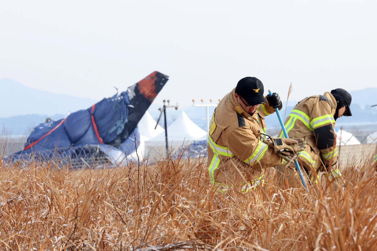 ▲ 제주항공 참사 2주째인 11일 오전 무안국제공항에서 소방대원들이 사고 현장 인근에서 수색 작업을 펼치고 있다. (출처=연합뉴스)