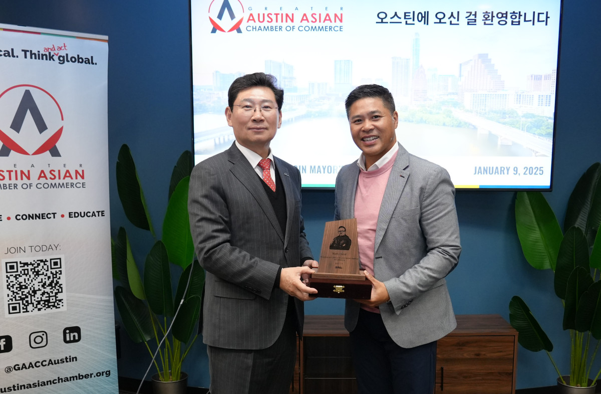 ▲이상일 용인특례시장(왼쪽)과 민 트란 광역오스틴시 아시안상공회소 회장(오른쪽)이 양 기관의 협력 강화를 약속했다 (용인특례시)