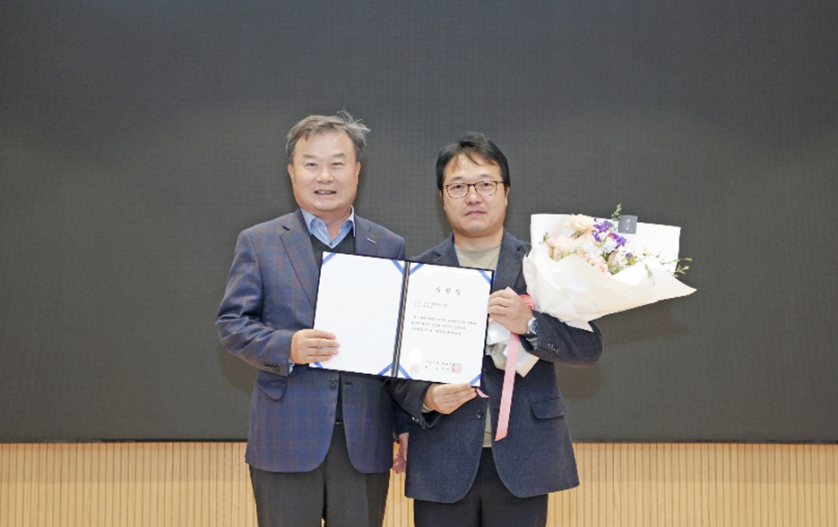 ▲(왼쪽부터) 이동채 에코프로 창업주와 배무순 에코프로비엠 설비기술팀 명인이 기념사진을 촬영하고 있다. (사진제공=에코프로)