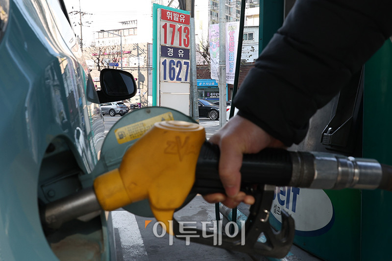 ▲국제유가 상승과 고환율로 국내 주유소 휘발유와 경유의 주간 평균 가격이 13주 연속 동반 상승했다. 12일 한국석유공사 유가정보시스템 오피넷에 따르면 1월 둘째 주 전국 주유소의 휘발유 평균 판매가격은 전주보다 15.7원 오른 리터(ℓ)당 1686.7원으로 집계됐다. 경유 평균 판매가는 전주보다 17.2원 상승한 리터(ℓ)당 1533.5원을 나타냈다. 사진은 이날 서울의 한 주유소. 고이란 기자 photoeran@