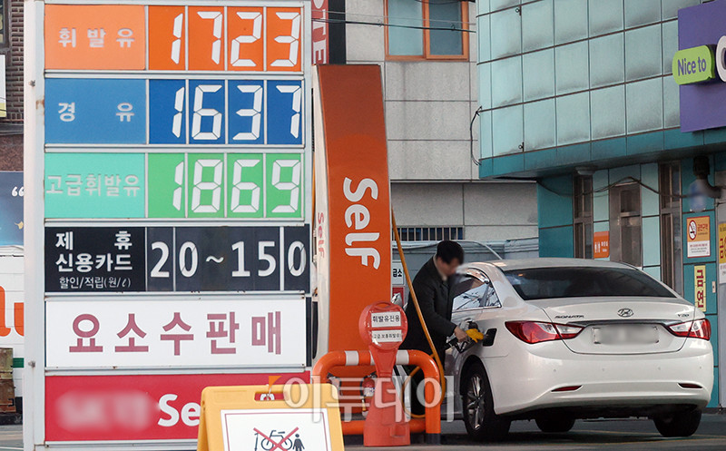 ▲국제유가 상승과 고환율로 국내 주유소 휘발유와 경유의 주간 평균 가격이 13주 연속 동반 상승했다. 12일 한국석유공사 유가정보시스템 오피넷에 따르면 1월 둘째 주 전국 주유소의 휘발유 평균 판매가격은 전주보다 15.7원 오른 리터(ℓ)당 1686.7원으로 집계됐다. 경유 평균 판매가는 전주보다 17.2원 상승한 리터(ℓ)당 1533.5원을 나타냈다. 사진은 이날 서울의 한 주유소. 고이란 기자 photoeran@