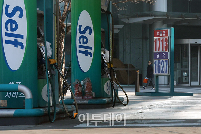 ▲국제유가 상승과 고환율로 국내 주유소 휘발유와 경유의 주간 평균 가격이 13주 연속 동반 상승했다. 12일 한국석유공사 유가정보시스템 오피넷에 따르면 1월 둘째 주 전국 주유소의 휘발유 평균 판매가격은 전주보다 15.7원 오른 리터(ℓ)당 1686.7원으로 집계됐다. 경유 평균 판매가는 전주보다 17.2원 상승한 리터(ℓ)당 1533.5원을 나타냈다. 사진은 이날 서울의 한 주유소. 고이란 기자 photoeran@
