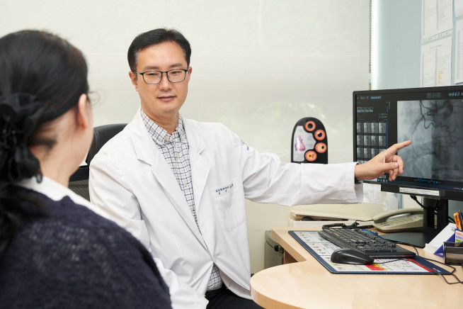 ▲쌀쌀한 겨울철 심장 건강 관리를 위해 박창범 강공경희대학교병원 심장혈관내과 교수는 “심혈관질환을 예방하는데 왕도는 없다”며 “다만 모두가 아는 것처럼 적정 체중을 유지하고 적당한 운동과 건강한 식습관을 유지하는 것이 가장 좋은 방법”이라고 추천했다. (사진제공=강동경희대학교병원)